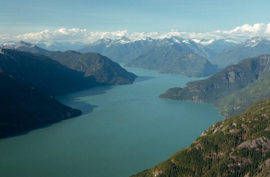 An aerial view of a lake surrounded by mountains.