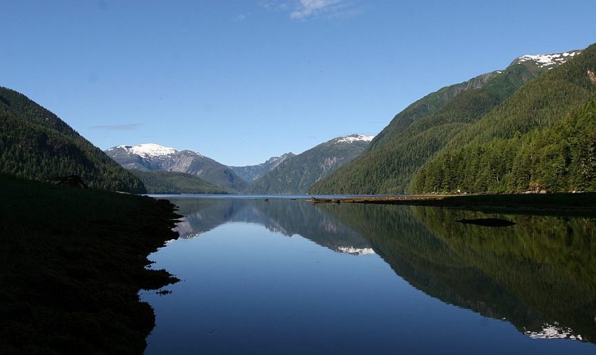 A lake surrounded by mountains and trees.