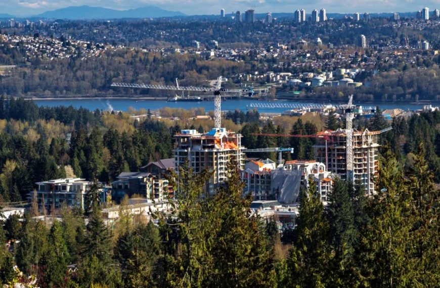 A view of the city of vancouver from the top of a hill.